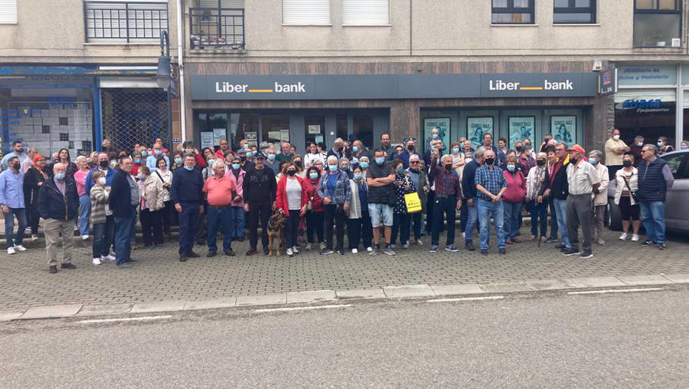 Concentración de los vecinos contra el cierre de la sucursal de Liberbank en Ajo