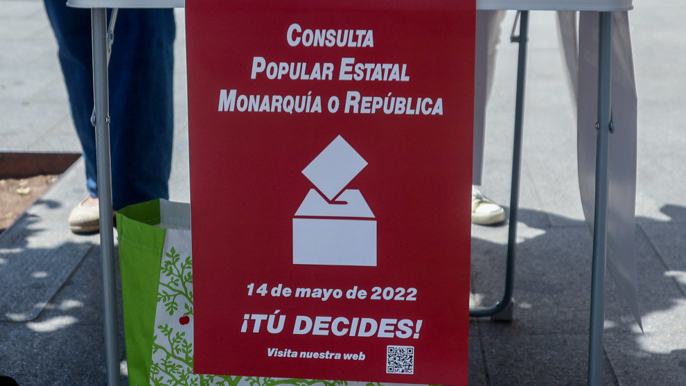 Cartel de la consulta popular estatal, no oficial, entre monarquía o república