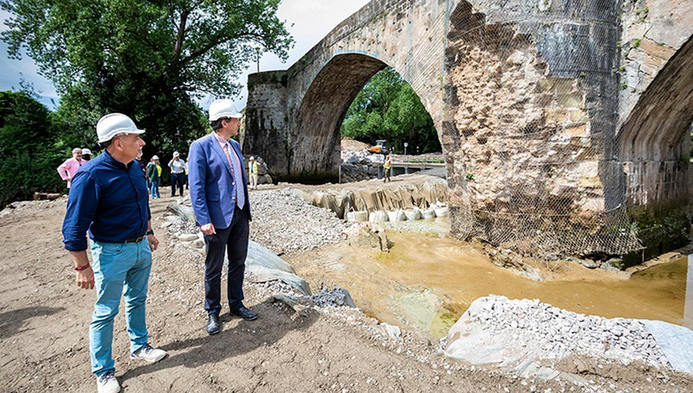 El consejero de Obras Públicas, Ordenación del Territorio y Urbanismo, José Luis Gochicoa, visita las obras del puente viejo de Oruña