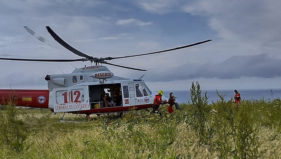 Rescate en helicóptero de los dos jóvenes en la playa de Covachos | Foto: 112 Cantabria