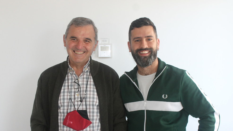 El alcalde de Santa Cruz de Bezana, Alberto García Onandía, junto a Felipe de la Torre, locutor de Radio Costa Quebrada