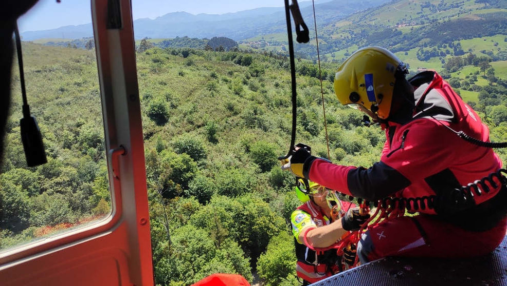 El helicóptero rescata a un ciclista tras una caída en un monte