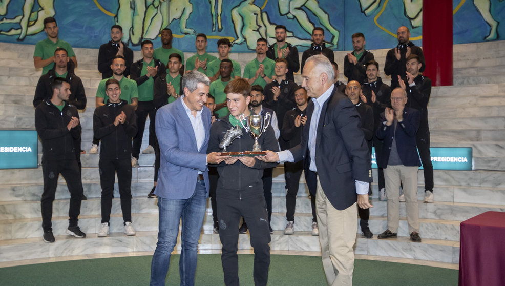 El vicepresidente y consejero, Pablo Zuloaga, y el director territorial de RNE, Jaime Aja, entregan el trofeo 'Chisco' a Pablo Torre.

GOBIERNO DE CANTABRIA

01/6/2022