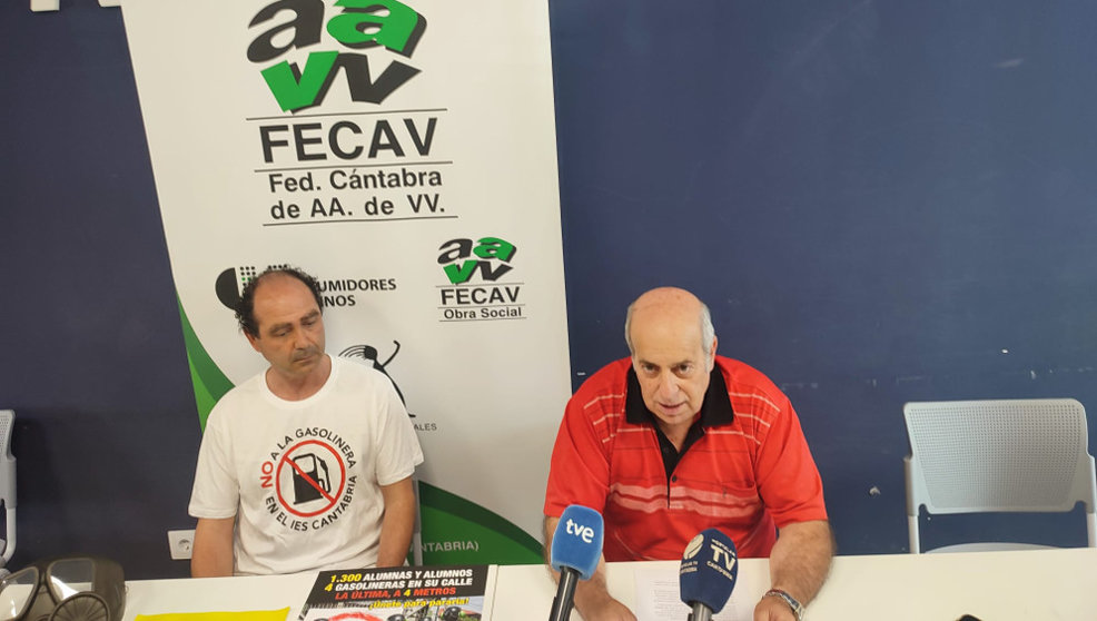 Representantes de la FECAV, durante la rueda de prensa para pedir paralizar la gasolinera junto al IES Cantabria