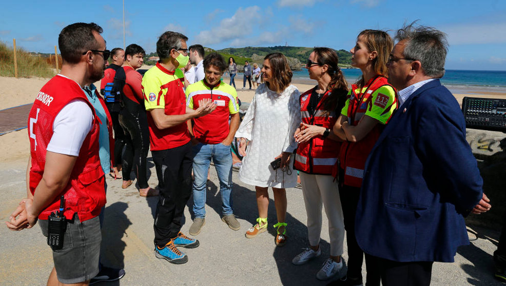La consejera de Presidencia, Interior, Justicia y Acción Exterior, Paula Fernández Viaña, presenta la campaña de salvamento y socorrismo en las playas de Cantabria