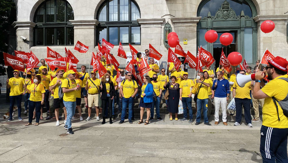 Los trabajadores de Correos se concentran en Santander