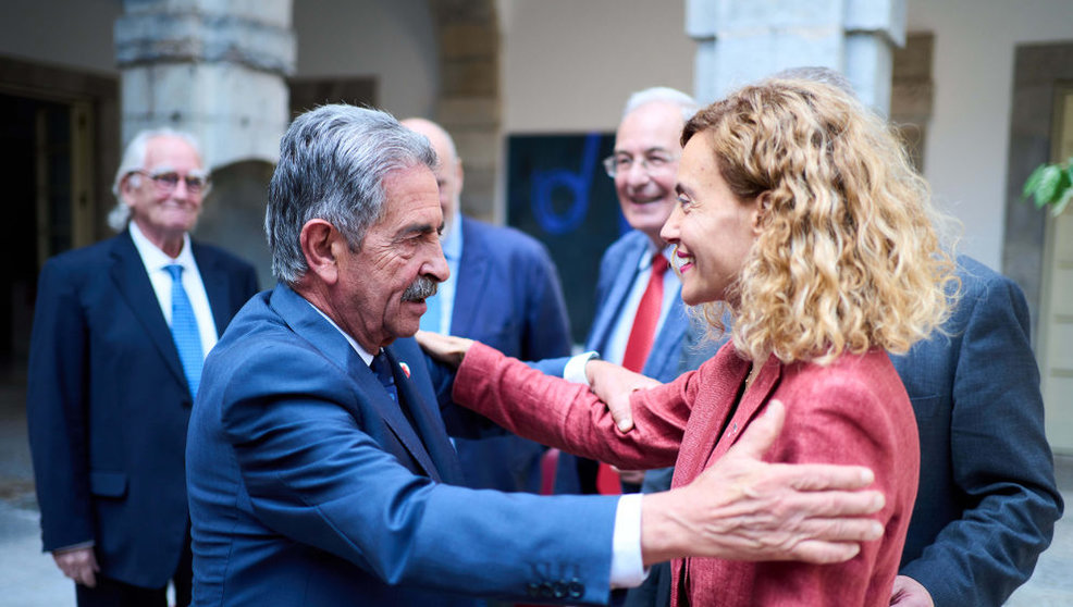 El presidente de Cantabria, Miguel Ángel Revilla, saluda a la presidenta del Congreso de los Diputados, Meritxell Batet, en el Parlamento de Cantabria