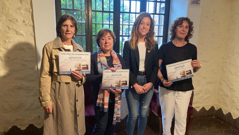 La concejala de Cultura del Ayuntamiento de Noja, María de los Ángeles Matanzas, con los ganadores del Concurso de Micro-Relatos