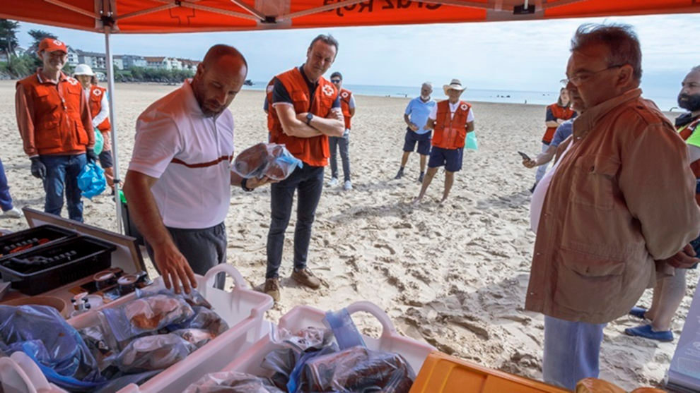 El consejero de Medio Ambiente, Guillermo Blanco, participa en la jornada de limpieza de basura marina organizada en la playa de Tregandín
