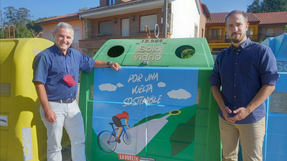 El alcalde de Santa Cruz de Bezana, Alberto García Onandía, y el concejal de Medio Ambiente, Luis del Piñal, en la presentación de una campaña de promoción del reciclaje