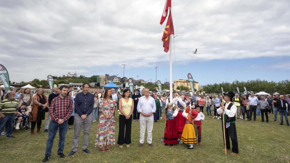 Autoridades regionales y municipales en el izado de la bandera de Cantabria en el Día Infantil