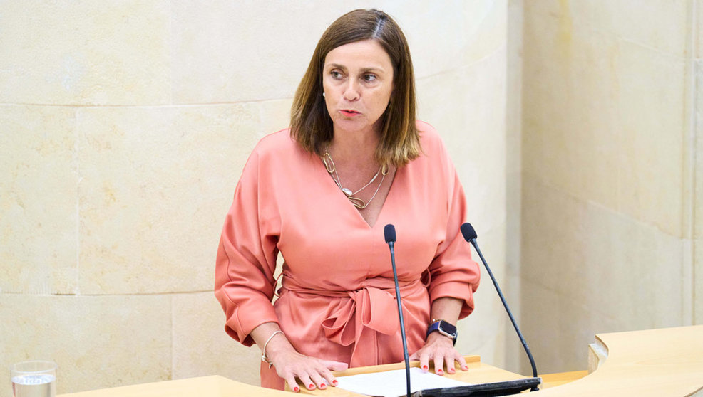 La consejera de Presidencia, Paula Fernández, defiende la nueva Ley de Entidades Locales Menores en el Parlamento