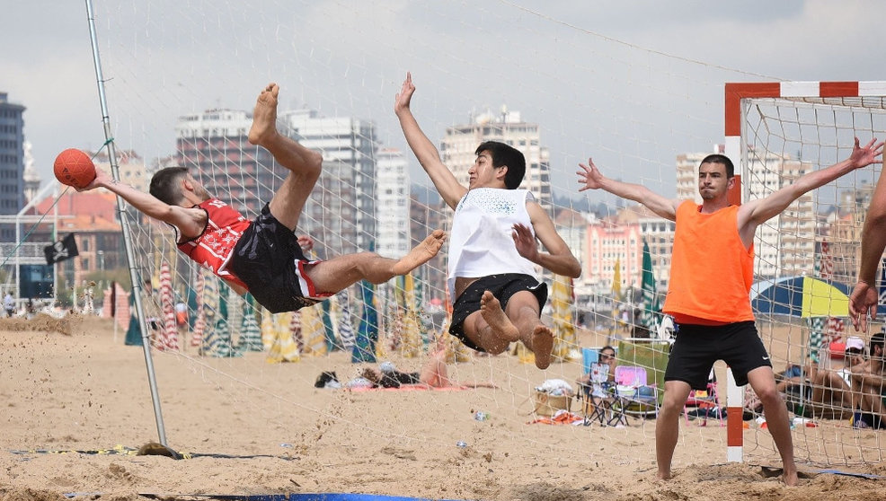 Competición de balonmano playa | Foto: Luis A. Trapero