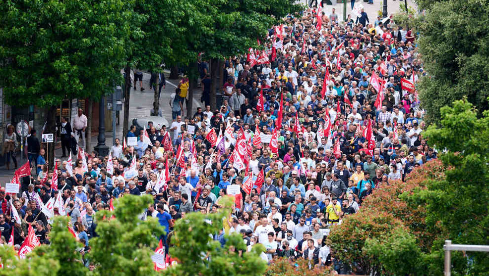 Un grupo de personas sostienen banderines en una manifestación convocada por el primer día de huelga en el sector siderometalúrgico, a 2 de junio de 2022, en Santander, Cantabria