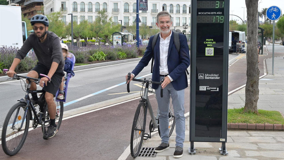 Un tótem digital contabiliza las bicicletas que utilizan el carril bici del Sardinero