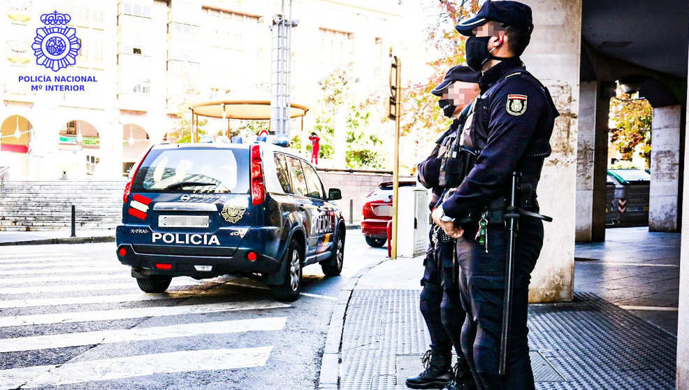 Policía Nacional por las calles de Torrelavega
