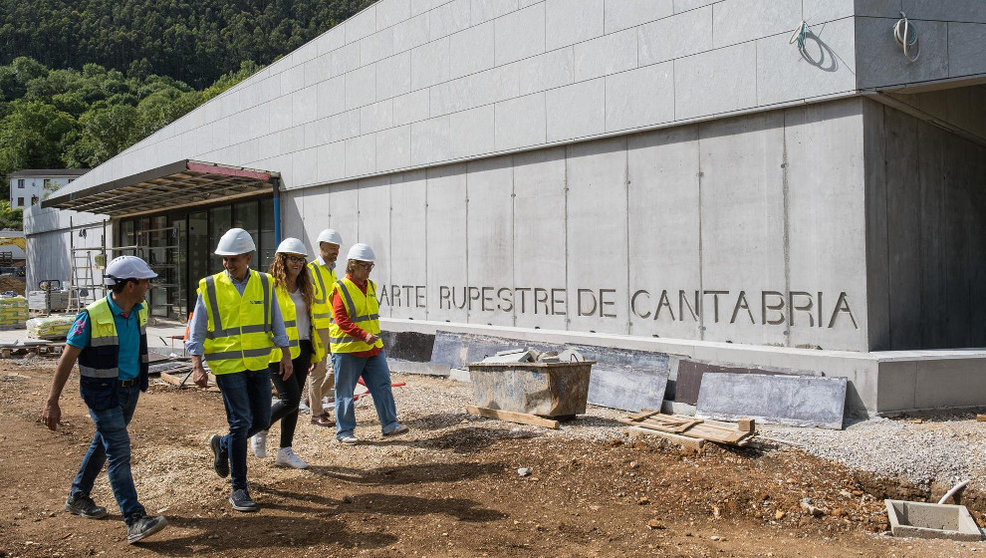 Visita de las autoridades a las obras del Centro de Arte Rupestre ubicado en Puente Viesgo
