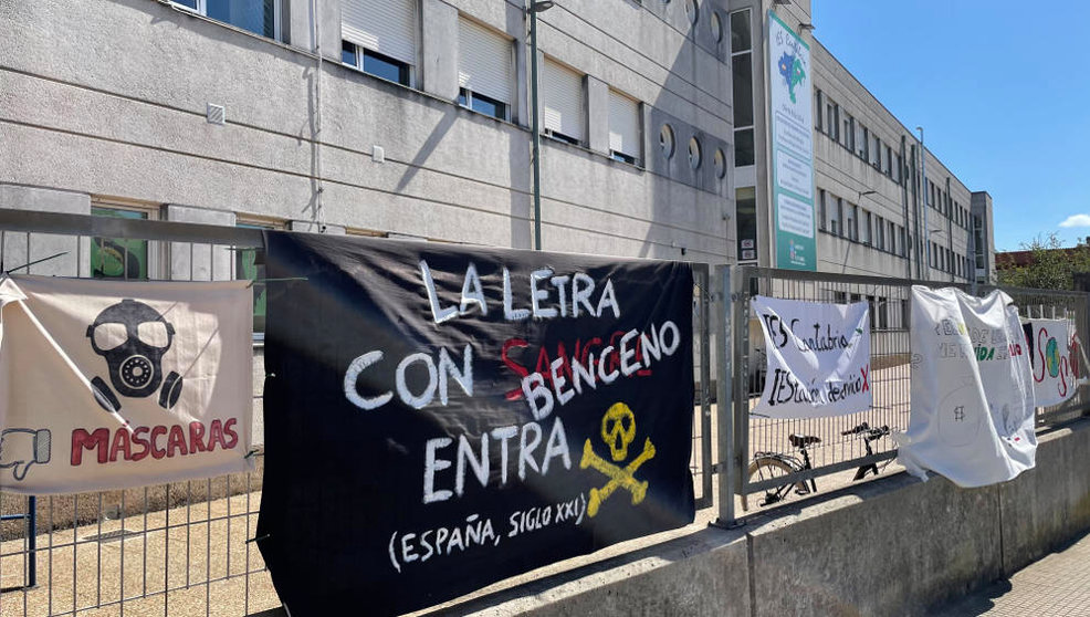 Pancartas de protesta en el IES Cantabria ante la construcción de la gasolinera junto al centro | Foto: edc