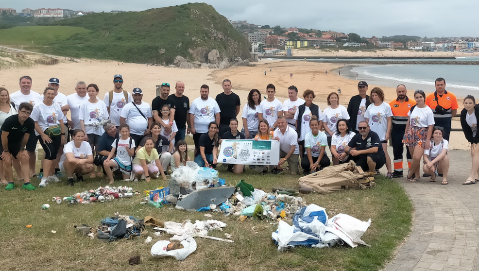 Buceadores voluntarios limpian la basura del fondo del mar en la playa de Cuchía (Miengo) y posan con sus hallazgos