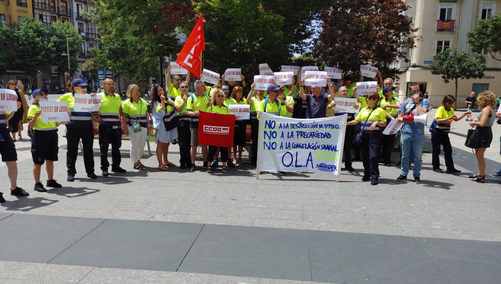 Imagen de los trabajadores concentrándose frente al Ayuntamiento de Santander