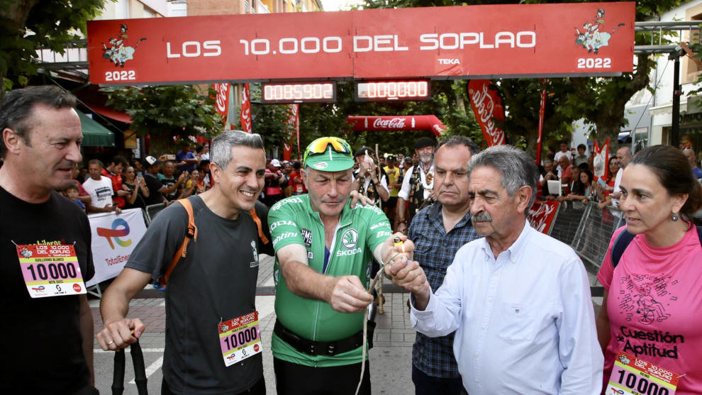 Zuloaga, Revilla y Fernández en la salida de 'Los 10.000 de Soplao'