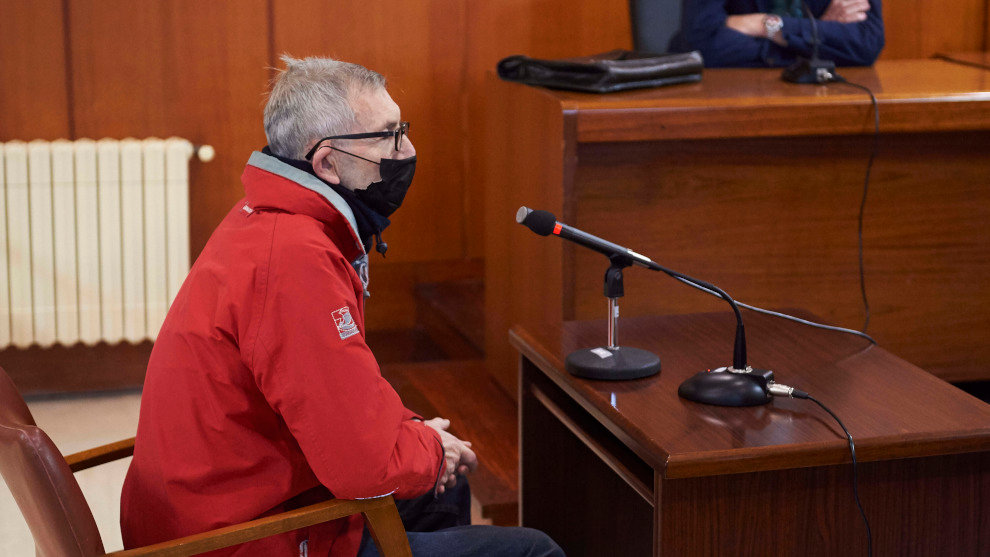 El acusado de abusar a un menor con discapacidad en la estación de Santander, sentado en el banquillo de los acusados para declarar en un juicio
