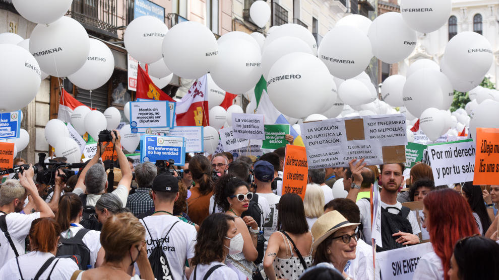 Una multitud con globos blancos protesta durante una manifestación contra el “abandono” de la sanidad