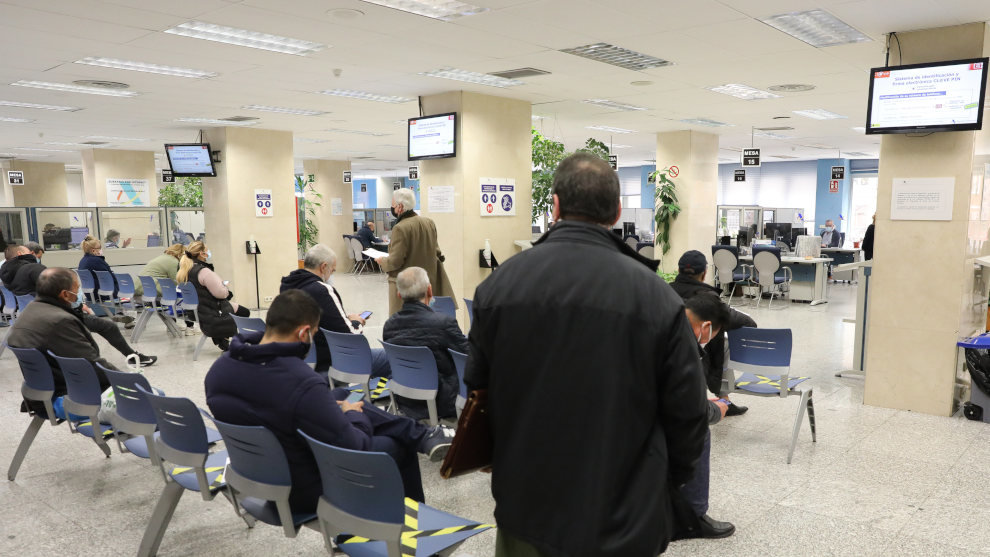 Varias personas esperan en una oficina de la Agencia Tributaria