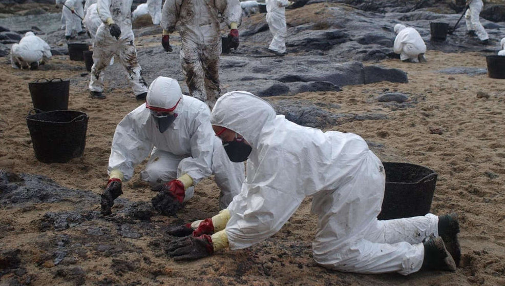 Voluntarios limpiando el vertido del Prestige en costas gallegas, en 2002