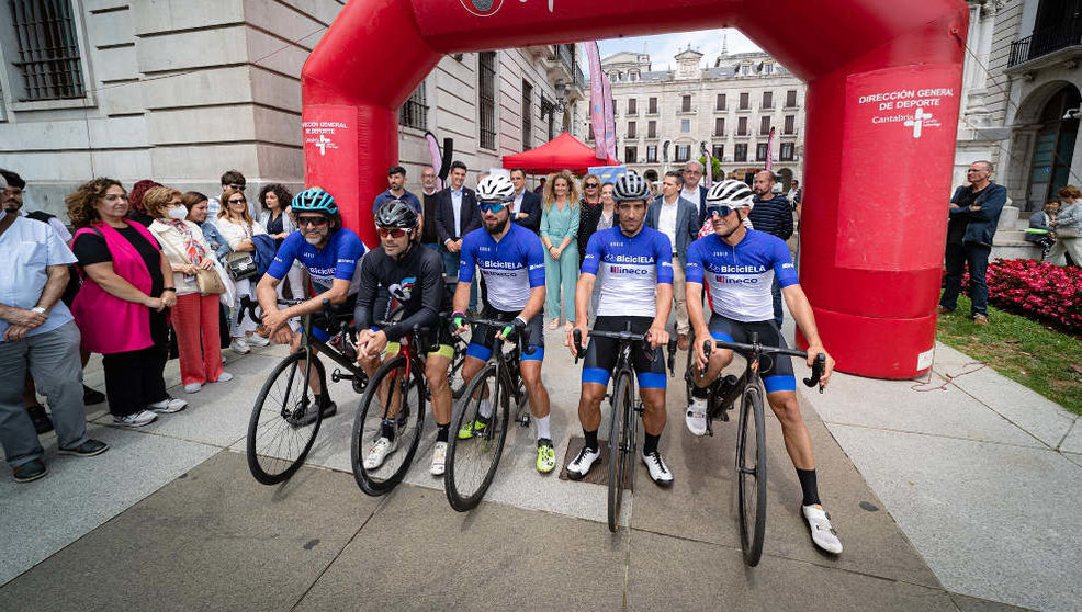 Llegada a Santander de cuatro ciclistas del reto solidario BiciclELA
