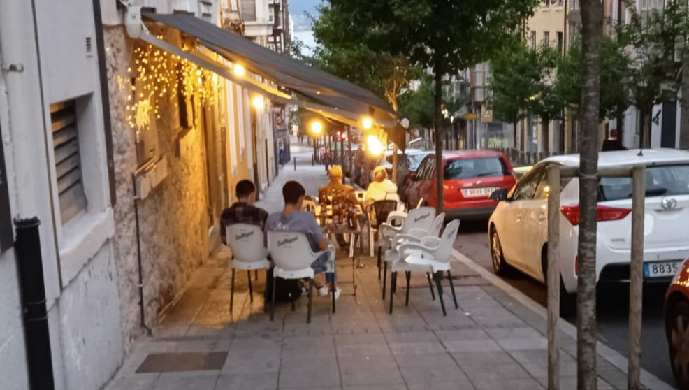 Terraza ocupando toda la calle en Santander | Foto: Asociación de Vecinos Pombo-Cañadío-Ensanche