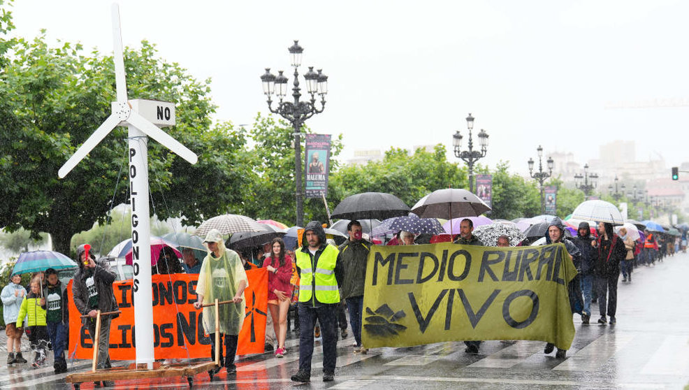 Cabecera de una marcha para protestar contra la implantación de polígonos eólicos