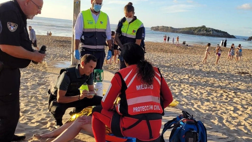 Rescatado un bañista de la playa de Ris