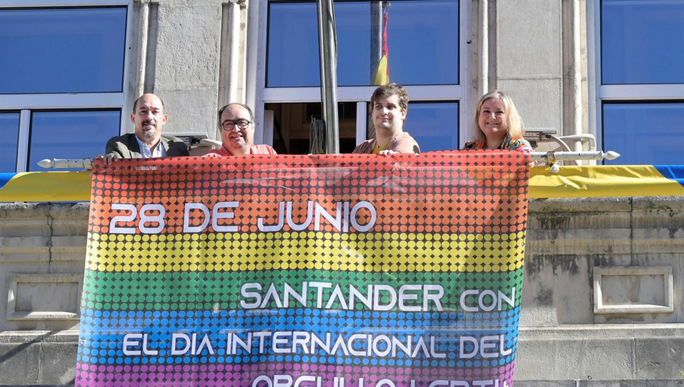 Lona del Orgullo en la fachada del Ayuntamiento de Santander