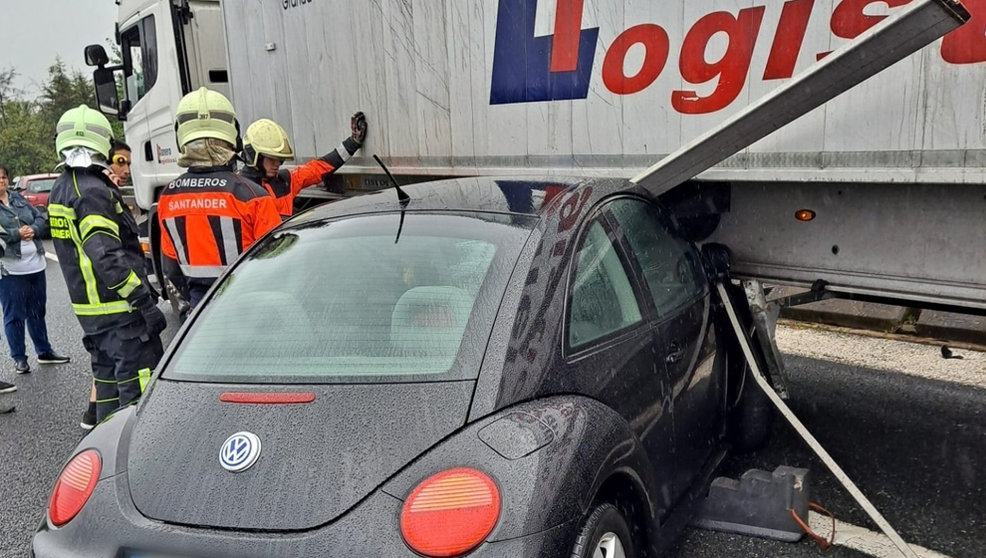Imagen del accidente entre el camión y el coche | Foto: Bomberos de Santander