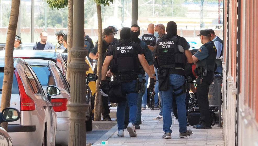 Agentes en las inmediaciones de la vivienda donde un hombre se atrincheró con un rehén tras matar a otro, a 1 de julio de 2022, en Santovenia, Valladolid