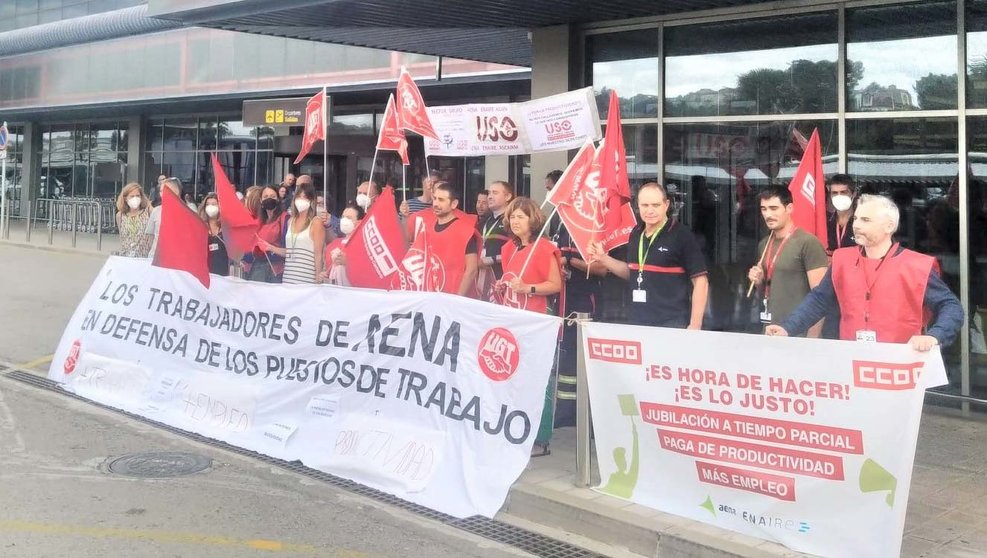 Concentración de personal de AENA a las puertas del aeropuerto 'Seve Ballesteros-Santander'