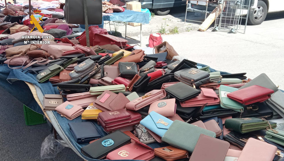 La Guardia Civil interviene en los mercadillos de Santoña y Oriñón casi 600 artículos falsificados