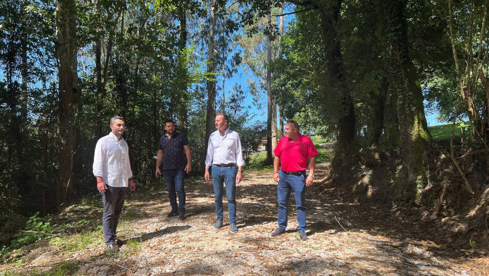 El consejero de Desarrollo Rural, Guillermo Blanco, visita las obras realizadas en Ribamontán al Monte en colaboración con el Ayuntamiento