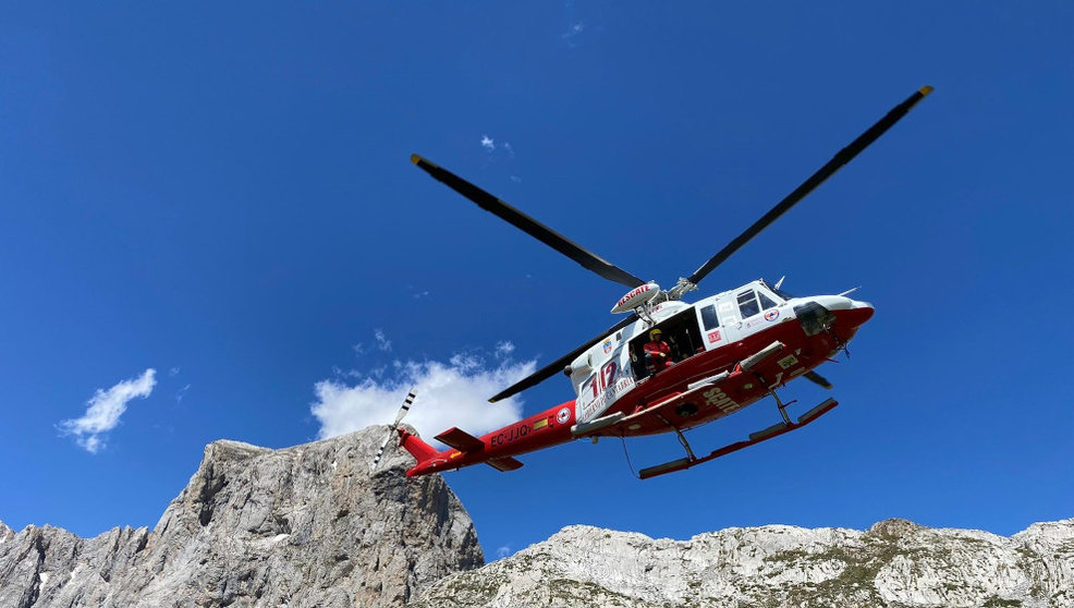 El helicóptero del Gobierno de Cantabria en Picos de Europa