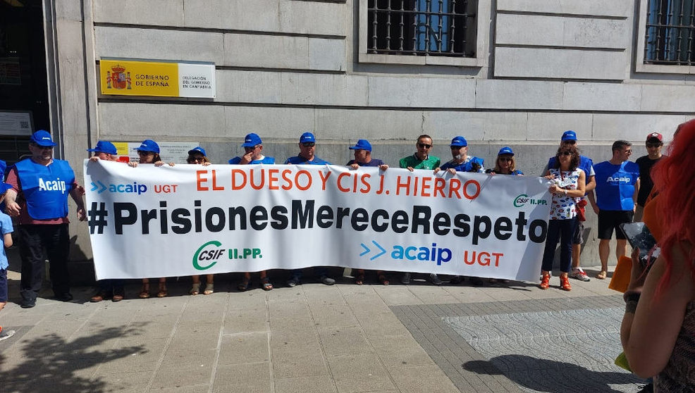 Concentración de ACAIP-UGT y CSIF en Santander junto a la sede de la Delegación del Gobierno para protestar por las recientes agresiones "graves" a personal de los centros penitenciarios españoles
