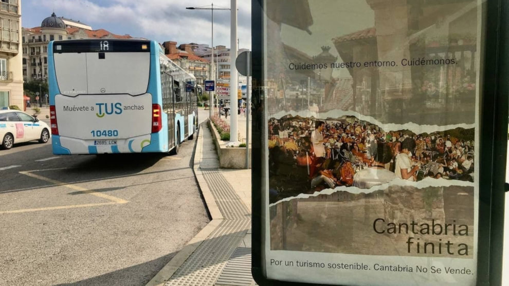 Marquesina con la imagen de la campaña 'Cantabria Finita'