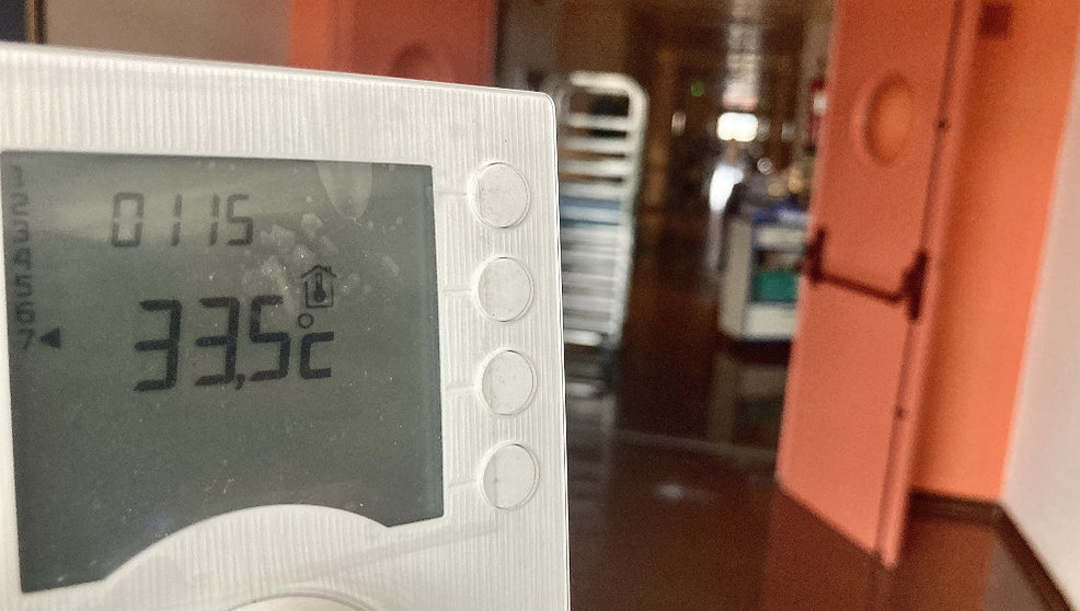 Un termómetro marca 33,5 grados en el Hospital Sierrallana | Foto: ACPT