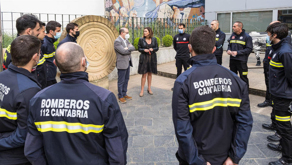 La consejera de Presidencia, Interior, Justicia y Acción Exterior, Paula Fernández, recibe a los 13 nuevos bomberos del Servicio de Emergencias 112 del Gobierno de Cantabria