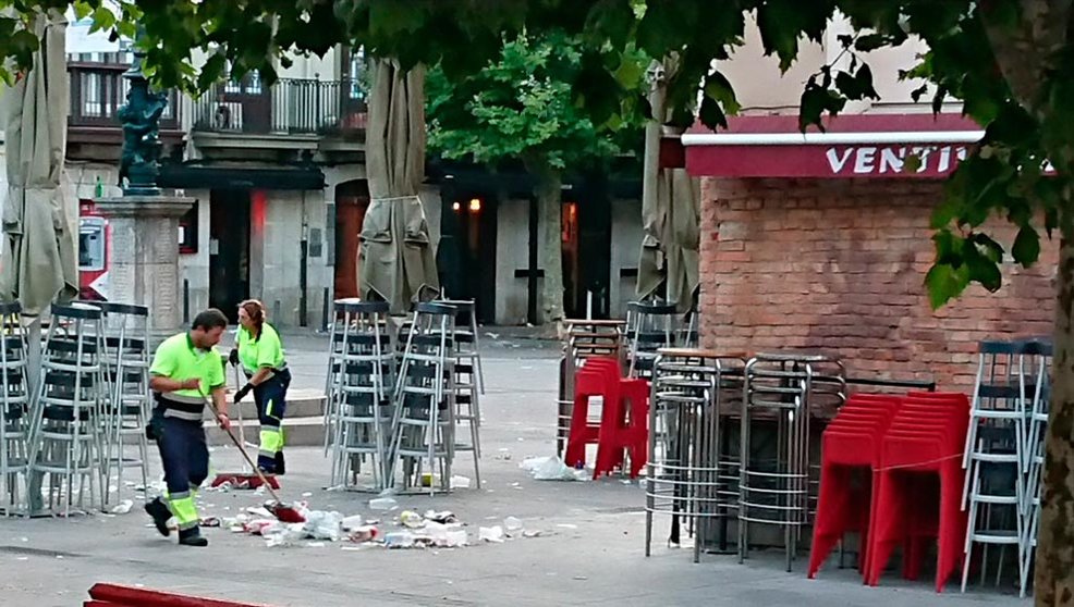Personal de limpieza en la Plaza Cañadío tras una noche de fiesta