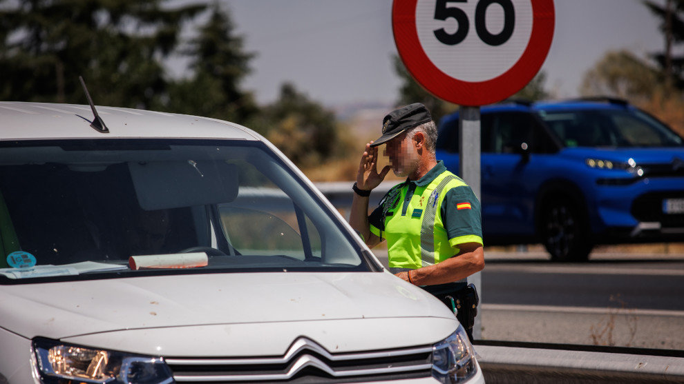 Un agente de la Guardia Civil para a un vehículo durante un control 