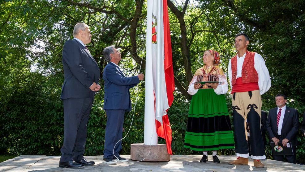 El presidente del Parlamento autonómico, Joaquín Gómez, y el presidente de Cantabria, Miguel Ángel Revilla, durante el Día de las Instituciones