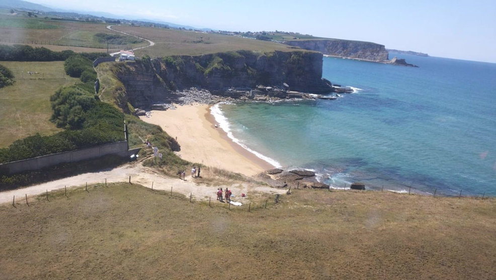 Playa de Arnillas, en Galizano (Ribamontán al Mar), donde este jueves ha sido hallado el cadáver de un hombre flotando en el mar