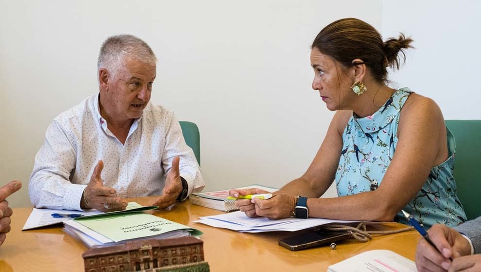 El alcalde de Villaescusa, Constantino Fernández, en la reunión con la consejera de Presidencia, Paula Fernández