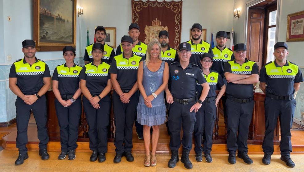 La alcaldesa de Castro Urdiales, Susana Herrán, y los doce auxiliares de Policía Local